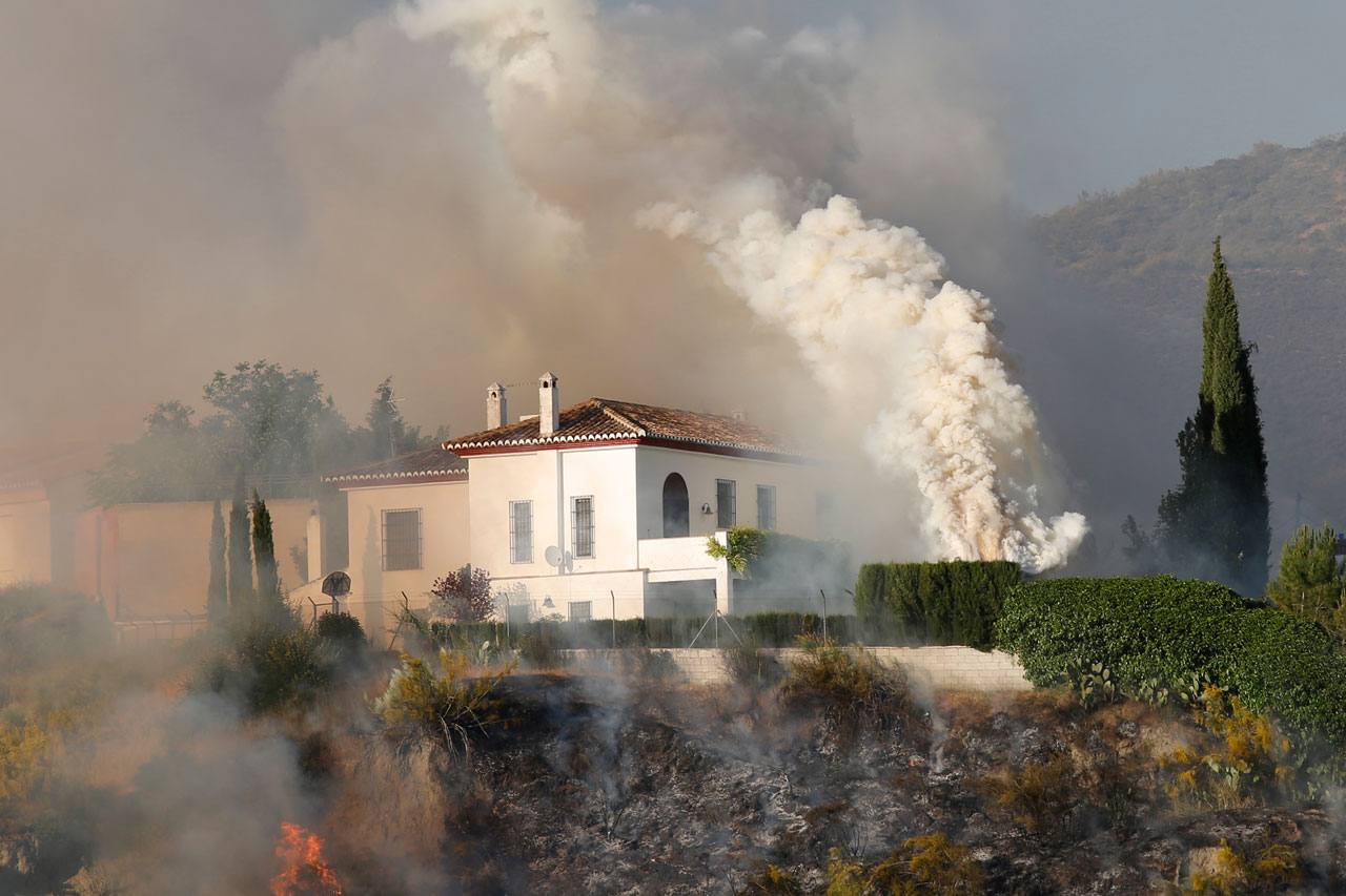 Un incendio en Cenes de la Vega, cerca de una zona residencial ideal.es